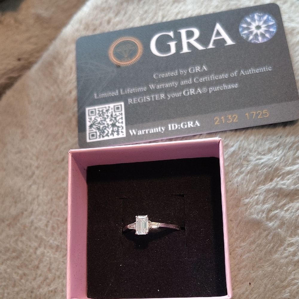 Authentic Emerald Cut 0.8 Tw Silver Women's Ring with Clear Gemstone